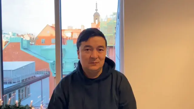 Мирбек Айтикеев, учурда Швецияда жашайт. 