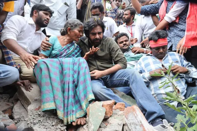 ఇప్పటం గ్రామంలో బాధితులను పరామర్శిస్తున్న పవన్ కల్యాణ్