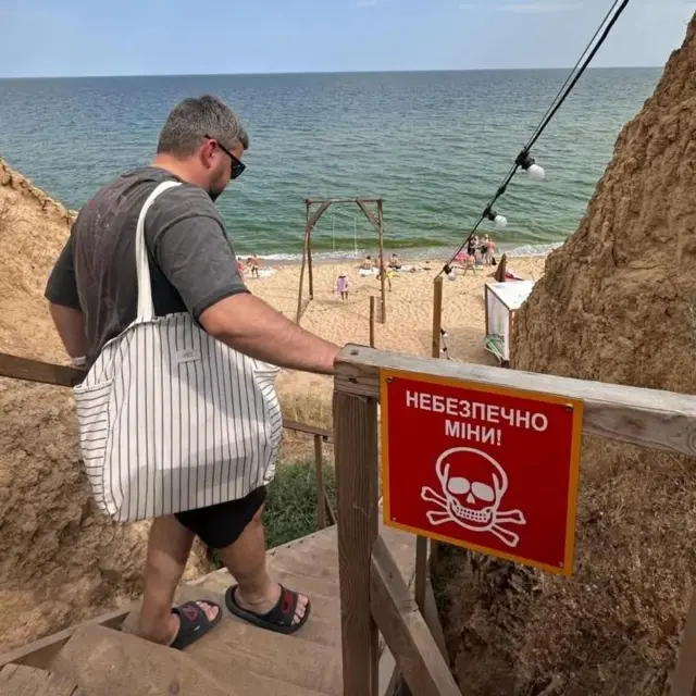 There is a warning on the beach about the presence of explosive mines.
