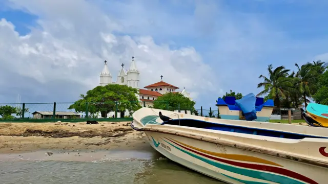  "අපේ අය ඉස්සර ඉඳන් වේලන්කන්නි පල්ලිය වඳින්න යනවා ඉන්දියාවට. මේ පල්ලිය හදලා තියෙන්නේ ඒ පල්ලියට විදිහට. ඉන්දියාවේ ගිහින් තියෙන අය කියනවා මේ පල්ලිය ඒ වගේ කියලා. වෙලන්කන්නි මාතාවගේ සුරුවම ගෙනාවෙත් ඉන්දියාවෙන්. ඉන්දියාවේ පියතුමන්ලත් ආවා පල්ලිය විවෘත කරන්න," 