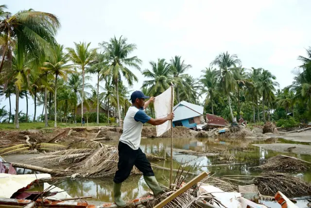  Edi Saputra (35) warga Gampong Alue Kuta, kecamatan Jangka, Kabupaten Bireun provinsi Aceh menancapkan bendera putih di perkarangan rumahya sebagai bentuk ketidakmampuan menghadapi bencana terjadi di Aceh.