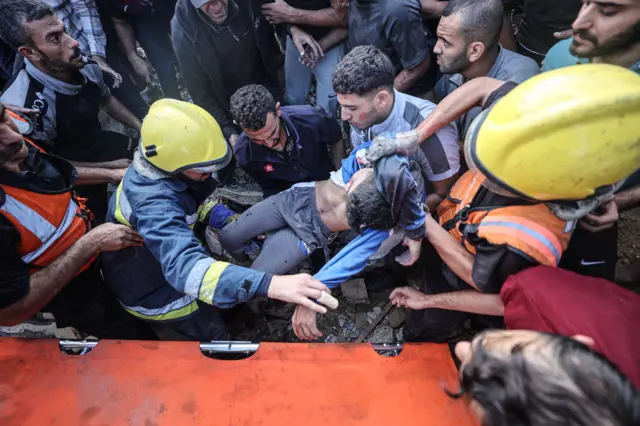 လက်နက်ထိလို့ ပြိုကျနေတဲ့ အဆောက်အဦတွေကြားမှာလူတွေပိမိပြီး သေဆုံးနှုန်းလည်းမြင့်တက်