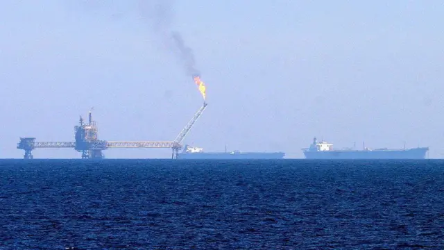 تصویری از یک سکوی نفتی در خلیج فارس