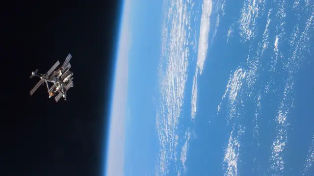 ሩስያ ዝተነድፈላ ዕድመ ምስ ኣዛዘመት፡ ሚር እትበሃል መርከብ ጠፈር ናብ ፓስፊክ ውቅያኖስ ዝተወደበ ምውዳቕ ኣካይዳ