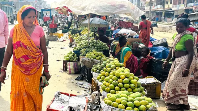 फलफूल बिक्री गर्ने महिला 