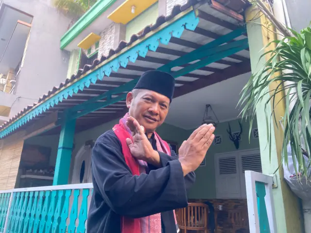 Bachtiar, salah seorang seniman Betawi berpose di depan kediamannya di kawasan Rawabelong, Jakarta Barat, pada Senin (15/9).