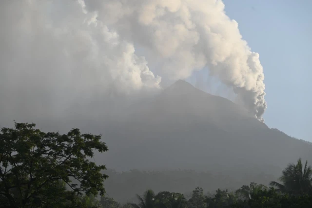 Gunung Lewotobi Laki-laki Naik Ke Level 'awas', Aktivitas Vulkanik ...