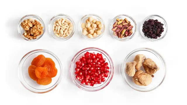 যদিও আশুর জন্য অগণিত রেসিপি রয়েছে, তবে সাধারণ উপাদানগুলির মধ্যে রয়েছে ছোলা, মটরশুটি, শস্য, বাদাম এবং ফল।