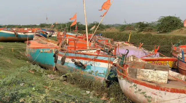 ભરૂચ શહેરના ડક્કામાં મોટી સંખ્યામાં ફિશીંગ બોટ બિનઉપયોગી હાલતમાં જોવા મળી હતી