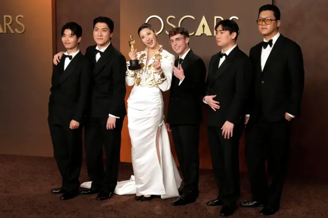 ترانه Golden «طلایی» از انیمیشن اکشن-کمدی موزیکال KPop Demon Hunters «شکارچیان شیاطین کی‌پاپ» برنده جایزه بهترین ترانهٔ اورجینال شد.