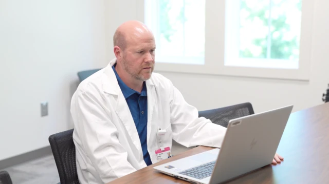 El pediatra Stuart Simko tiene una sesión de telesalud.