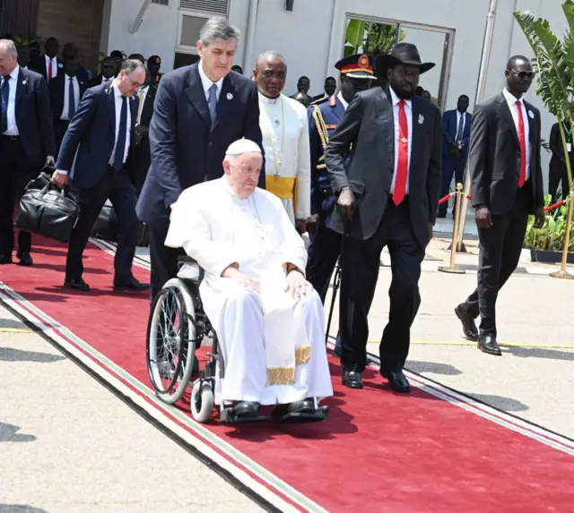 Le Pape dans un fauteuil roulant avec le président du du Soudan du Sud à sa gauche