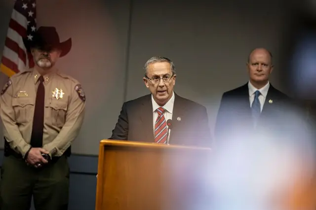 El fiscal del condado de Utah en conferencia de prensa junto al sheriff