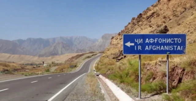 نقشه منطقه مرزی که لوحه به زبان انگلیسی و تاجیکی دیده می‌شود