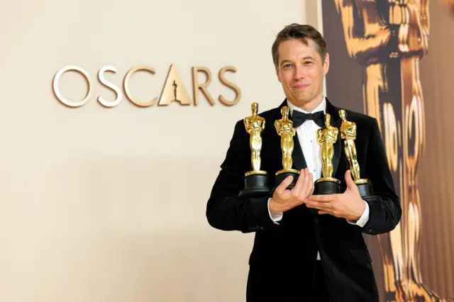 Sean Baker jadi orang pertama dalam sejarah yang menang empat Piala Oscar untuk satu film yang sama.