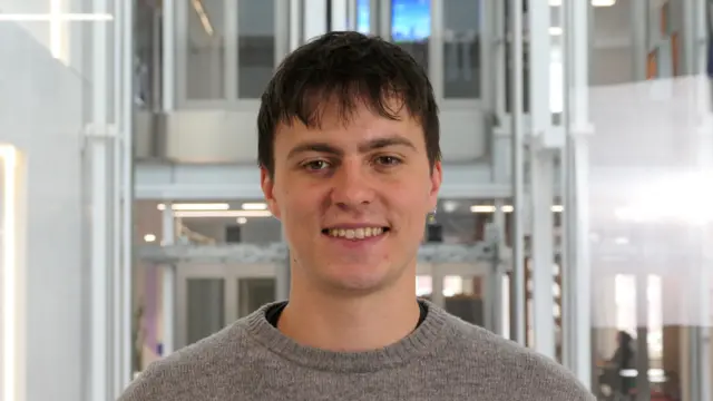 토마스 번팅은 자신과 같은 또래의 성인들은 태어날 때부터 온라인상에서 진정한 의미의 사생활 보호를 경험해 본 적이 거의 없는 것 같다고 말했다. 카메라를 보고 웃고 있는 번팅.