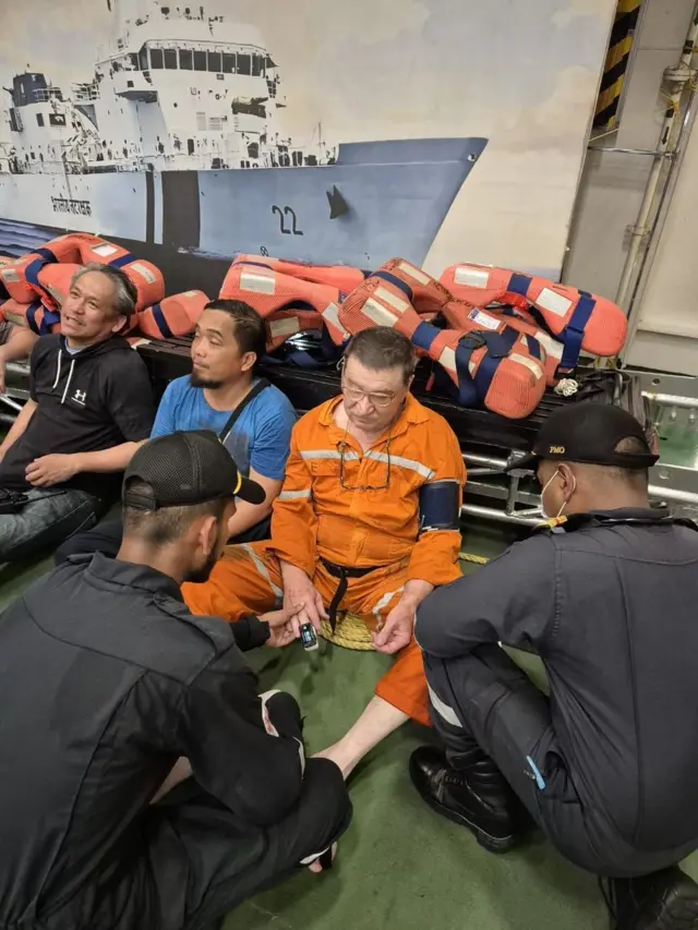 ਜਹਾਜ਼ ਵਿੱਚ ਸਵਾਰ ਚਾਲਕ ਦਲ