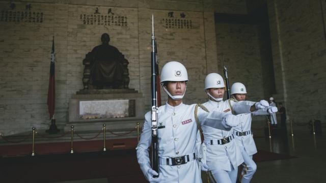 有蒋介石铜像的中正纪念堂内，海军仪队正在进行换卫兵仪式。