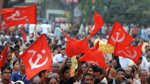 ઝંડા સાથે સામ્યવાદીઓ