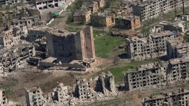 Prédios destruídos vistos do alto