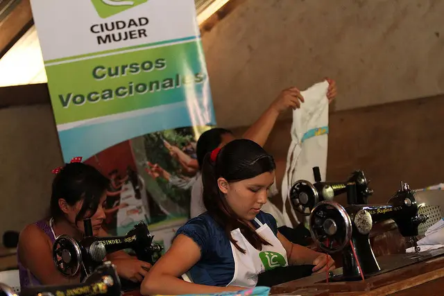 Una joven toma un curso de costura impartido por Ciudad Mujer.