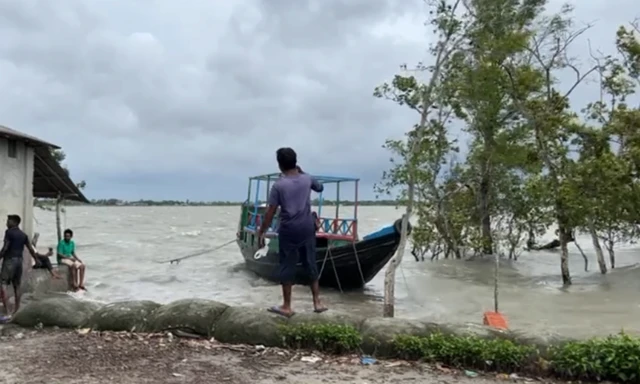 ঝুঁকিতে আছে বেড়িবাঁধ এলাকার মানুষ