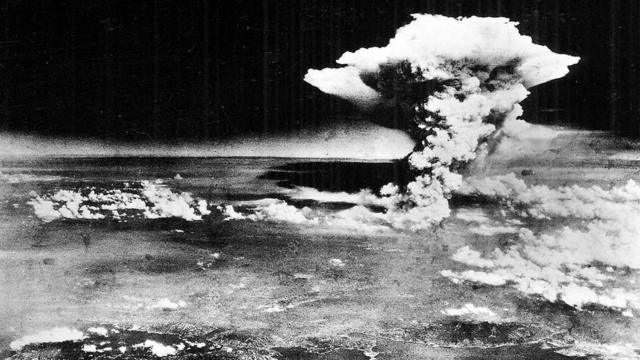 Foto aérea de la explosión de la bomba atómica en Hiroshima, Japón.