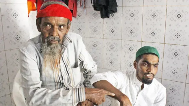 પિતા અબ્દુલ મજીદ શેખ પુત્ર યાસીન સાથે