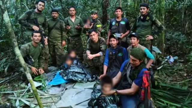 Foto das equipes de resgate com os irmãos encontrados na floresta