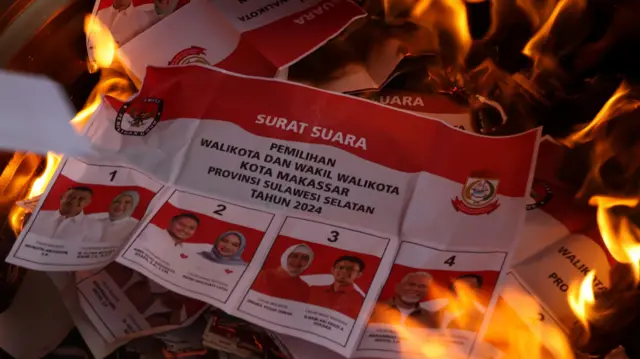 Surat suara pilkada yang rusak dan lebih dibakar di gudang logistik KPU Makassar di Makassar, Sulawesi Selatan, Selasa (26/11/2024). KPU Makassar memusnahkan surat suara pemilihan Wali Kota dan Wakil Wali Kota Makassar serta Gubernur dan Wakil Gubernur Sulsel yang rusak dan lebih sebanyak 2.510 lembar guna menghindari penyalahgunaan serta mengurangi potensi kecurangan dalam Pilkada serentak 2024. 