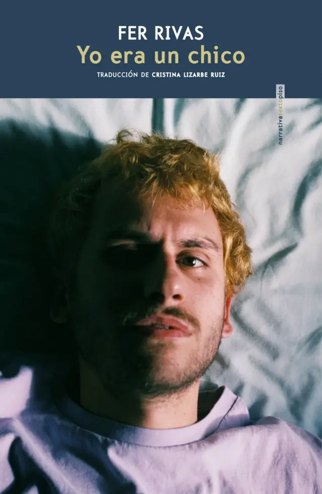 portada del libro "Yo era un chico" en el que se ve un joven en primer plano con el pelo rubio, ligera barba y bigote, y con la cabeza recostada en una almohada 