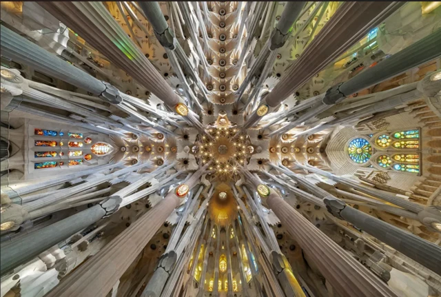 El impresionante interior de la Sagrada Familia.