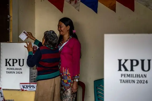 Masyarakat berpartisipasi dalam pemilihan daerah secara simultan di sebuah tempat pemungutan suara di Jakarta pada tanggal 27 November 2024.