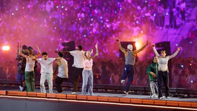 ダンサーたちがフランスのヒップホップシーンをたたえて踊った