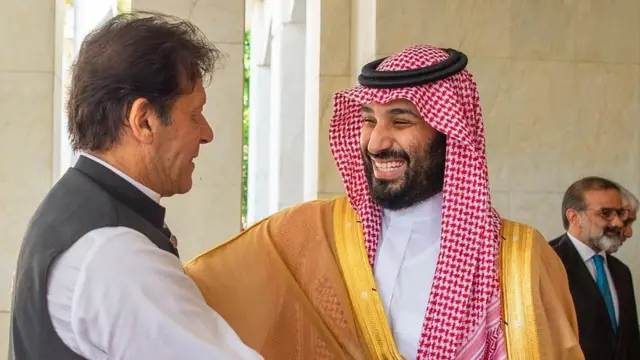 استقبال محمد بن سلمان (راست) از نخست وزیر پاکستان در جده - ۱۹ سپتامبر