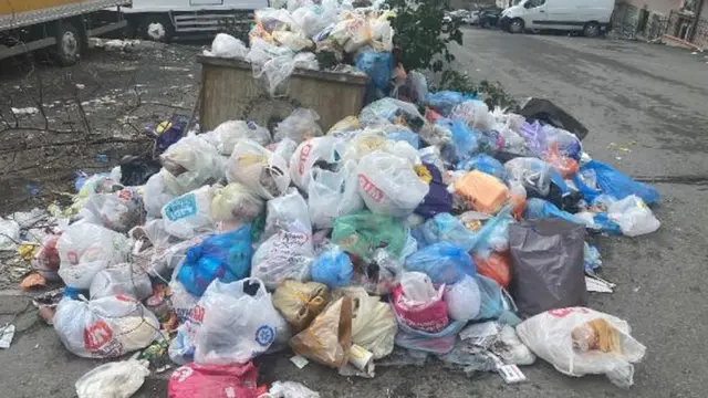 birikmiş çöpler