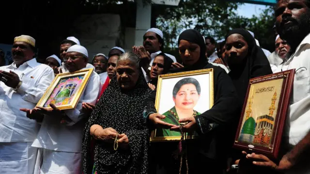 जयललिता के लिए लोग प्रार्थना कर रहे हैं