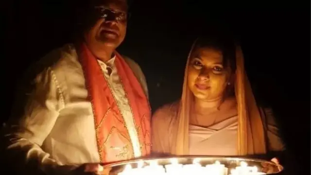 சந்திரிகா பிரசாத் சந்தோகி தனது மனைவியுடன்