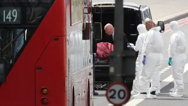 پلیس برانکارد را روی پل لاندن بریج داخل خودرو می‌گذارد. سرعت مجاز روی این پل ۲۰ مایل یا حدود ۳۰ کیلومتر در ساعت است اما راننده ون با سرعت ۸۰ کیلومتر به سوی عابران رانده است