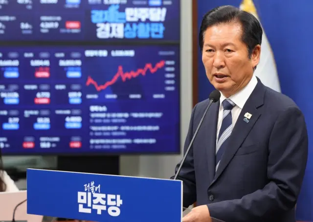 정청래 더불어민주당 대표가 4일 오전 서울 여의도 국회에서 열린 '6·3지방선거 결과' 관련 기자회견에서 모두발언을 하고 있다