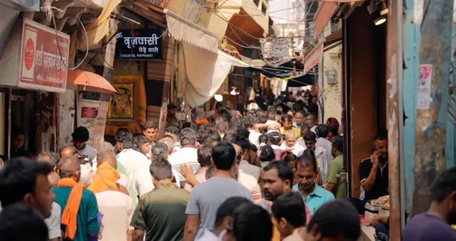 संकरी गलियों से होकर हज़ारों भक्त रोज़ाना श्री बांके बिहारी मंदिर तक पहुंचते हैं