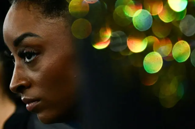 Simone Biles rodeadanetbet logoluces doradas. 