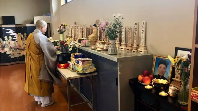 Sư cô Thích Tâm Trí thắp hương