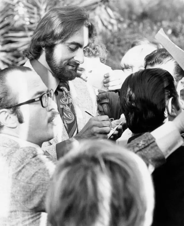 इटलीमध्ये चाहत्यांना ऑटोग्राफ देताना कबीर बेदी