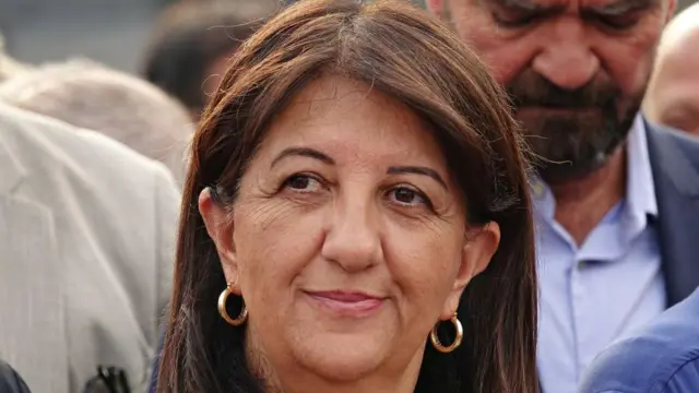 Pervin Buldan kameraya poz veriyor