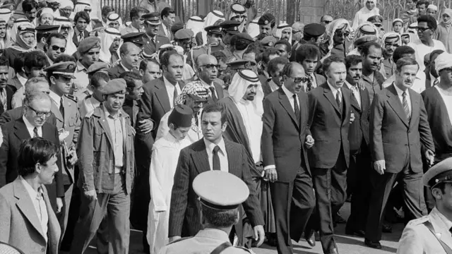 Ọgọọrọ eeyan nibi eto isinku Ọba Faisal lọdun 1975 niluu Ruyadh.