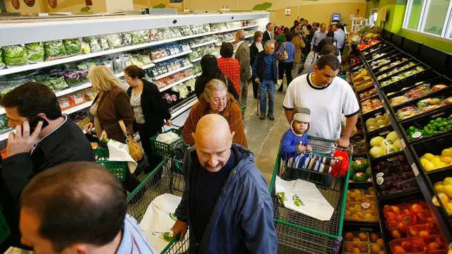 Les acheteurs se pressent dans les allées d'une épicerie