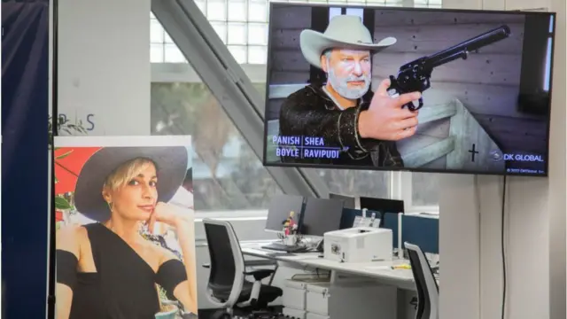 صورة تظهر بالدوين وهو يحمل المسدس الذي قتلت به هتشينز (يسار)