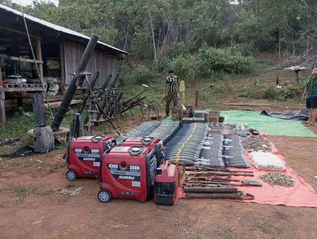 ဖာပွန်မြို့နယ်ထဲက တောင်သုံးလုံးစခန်းကို သိမ်းပိုက်ပြီးနောက် ရရှိတဲ့ လက်နက်တွေ