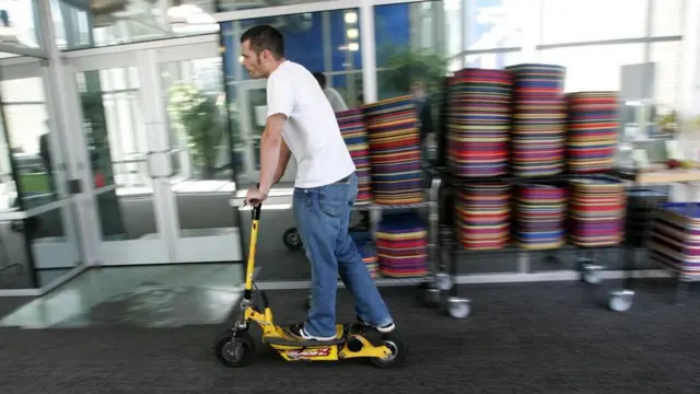 موظف في شركة غوغل يستخدم الإسكوتر داخل الشركة